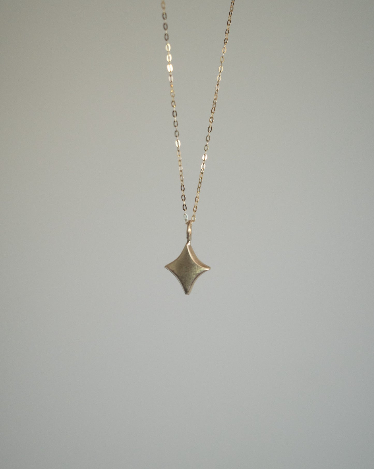 gold charm - shooting star