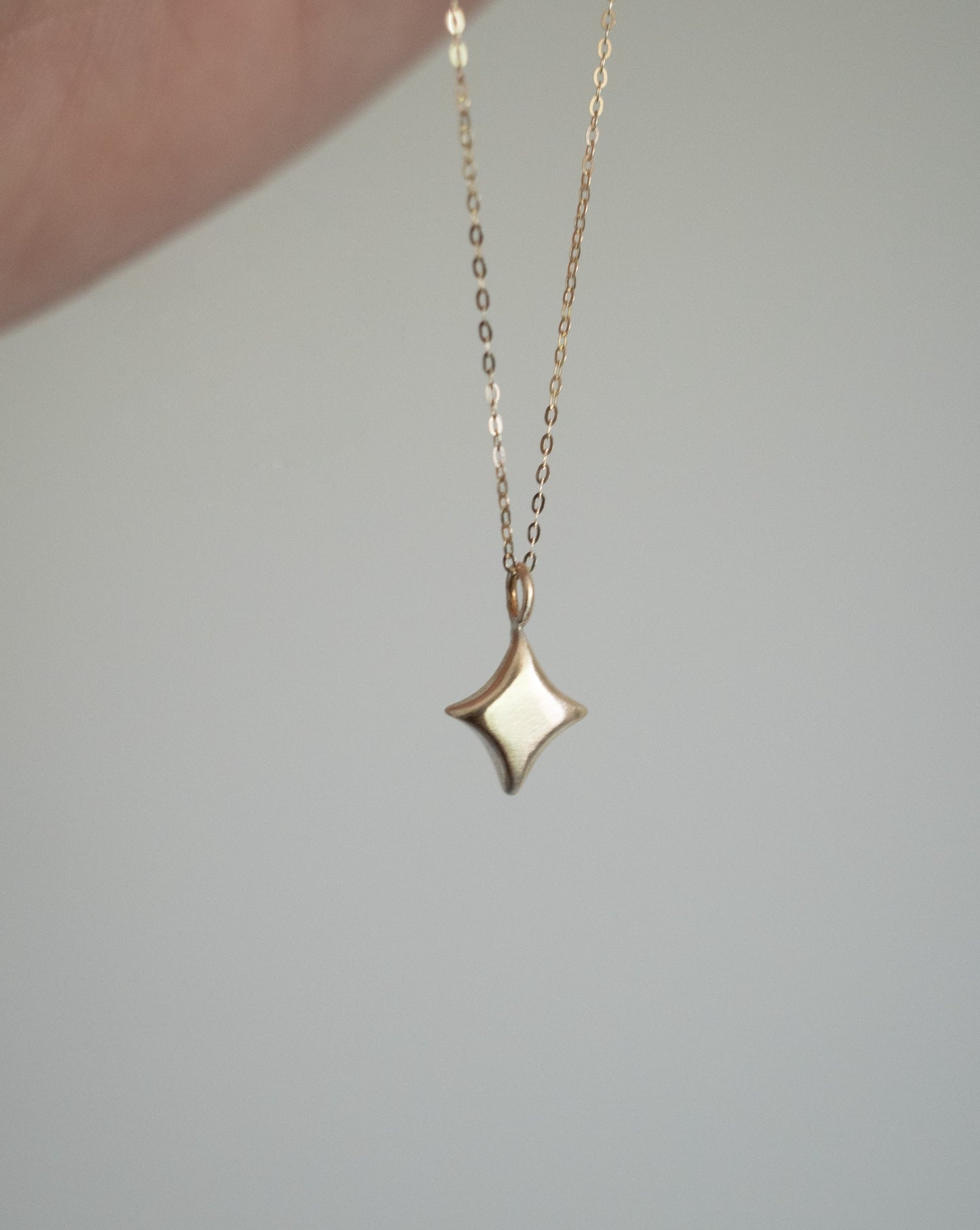gold charm - shooting star