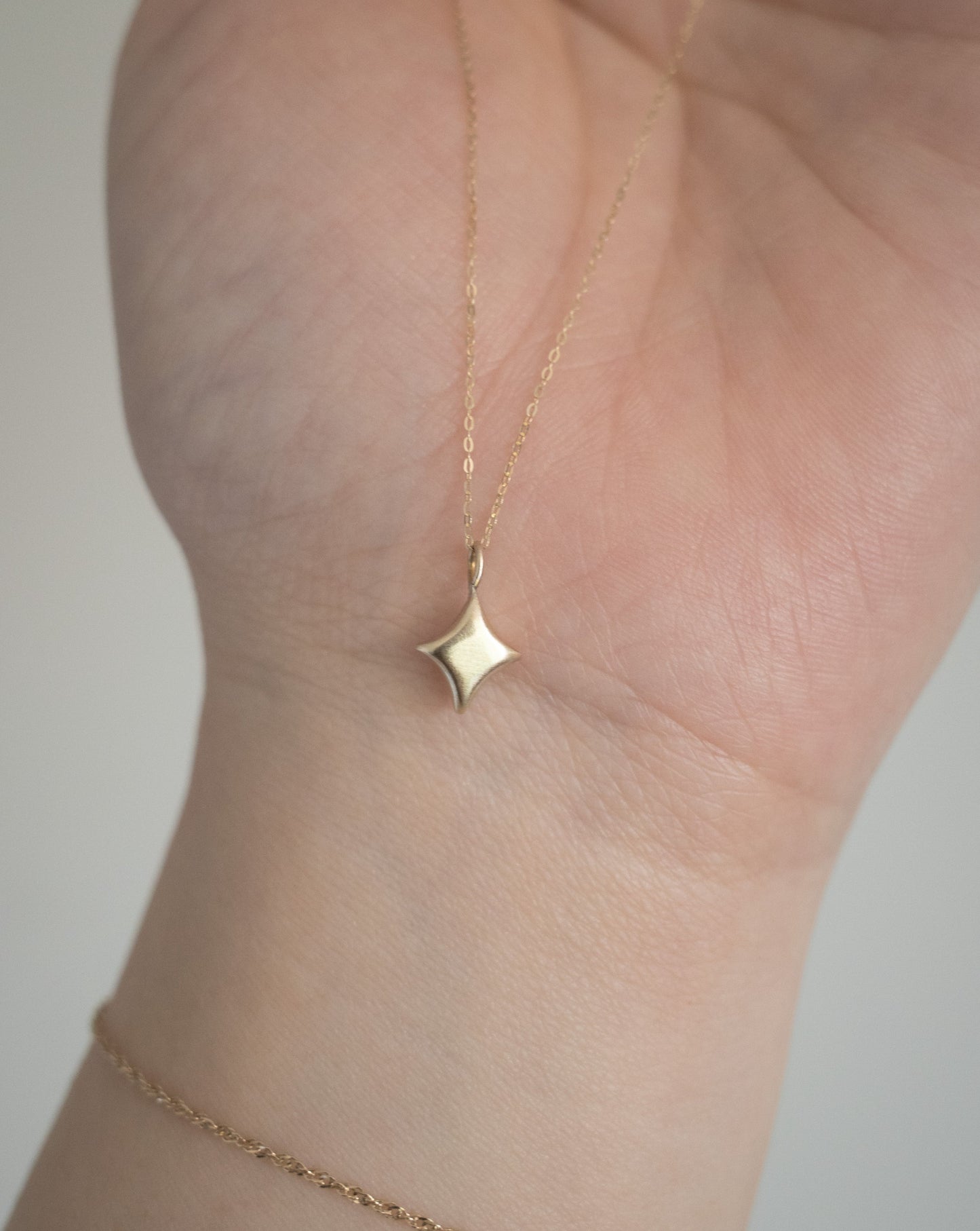 gold charm - shooting star